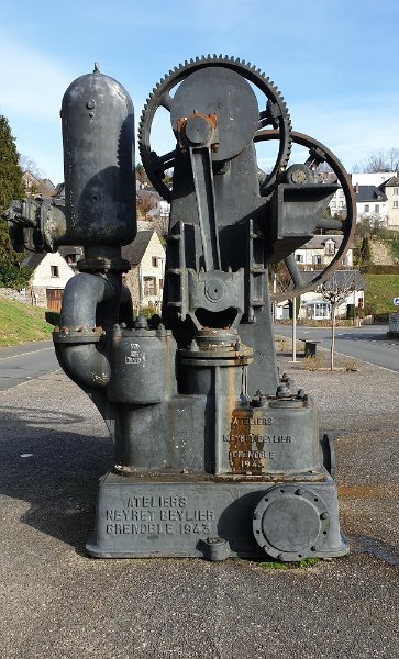 Moteur stationnaire Uzerche-2.jpg