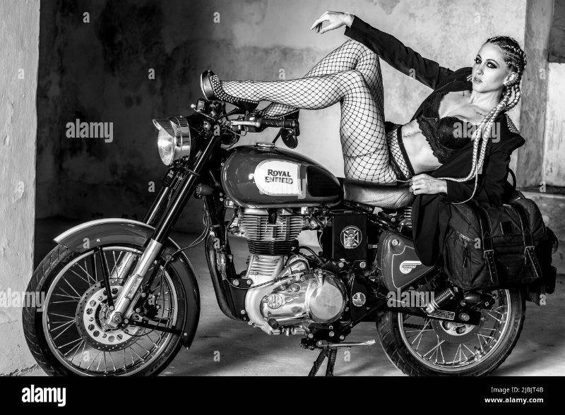 fille-et-royal-enfield-500-moto-iles-baleares-2jbjt4b.jpg