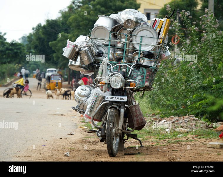 cyclomoteur-indiens-charges-d-ustensiles-de-cuisine-a-vendre-a-des-magasins-locaux-dans-les-rues-de-puttaparthi-andhra-pradesh-inde-cyg2nk.jpg