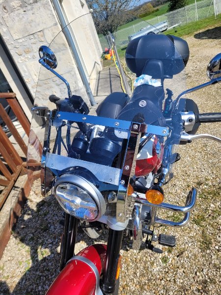 Pare brise Softail Harley sur la Super Météor devant.jpg