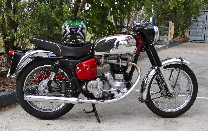 Bullet 500 BH rouge.jpg
