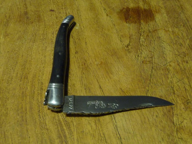 Laguiole AM semi fermé.JPG