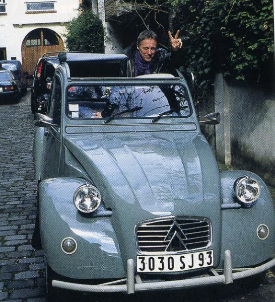 FM dans ma 2CV223.jpg