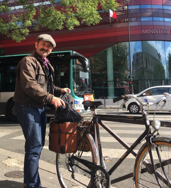 Mézig à vélo Min-Int.jpg