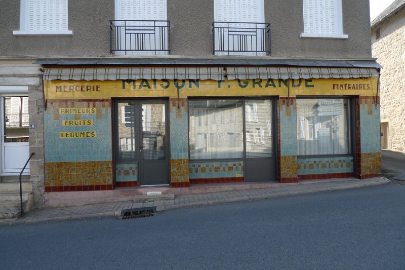 Ancien magasin à Corrèze.JPG