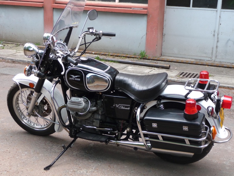 Guzzi 850 poloce USA vue gauche.JPG