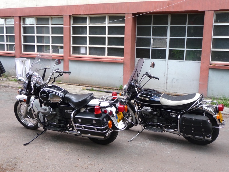 Guzzi police USA et  T3 perso vues de gauche.JPG