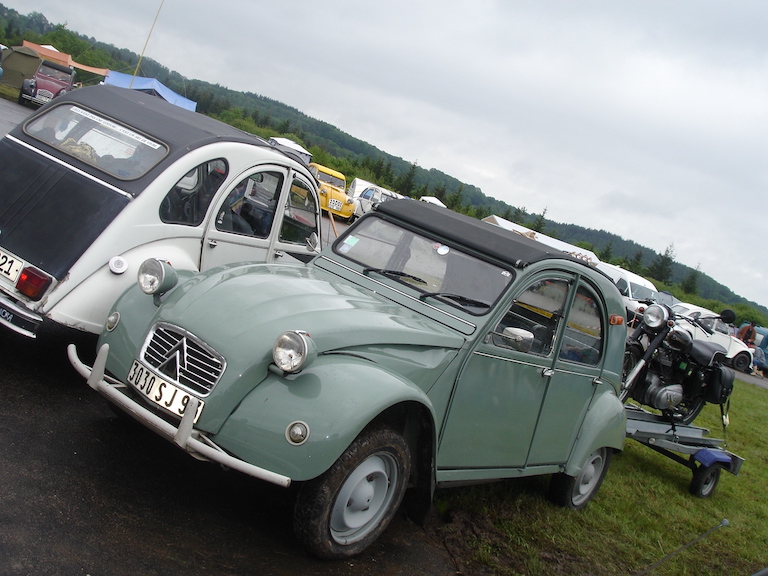 2CV+Bullet Egletons 2007.JPG