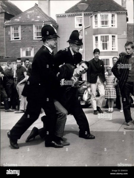 03-aout-1964-mods-et-rockers-bataille-de-hastings-se-poursuit-une-autre-arrestation-police-photo-montre-l-arrestation-de-la-police-aujourd-hu.jpg