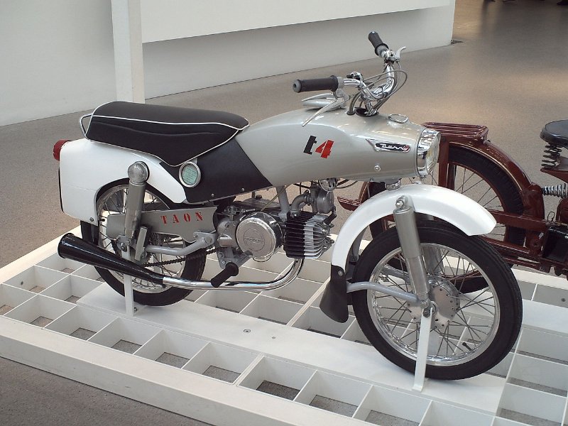 1280px-Derny_Taon_125.jpg