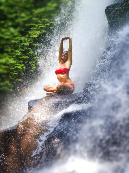 jeune-femme-attirante-et-heureuse-avec-des-cris-tropicaux-de-dessous-humides-pratique-courant-cascade-paradis-yoga-corps-d-116528088.jpg