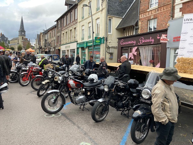 Vincent-Velocette 2022 + T120.jpg