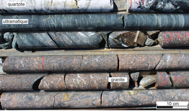 Photographies-de-carottes-de-forages-du-granite-monzogranite-au-sein-de-lunite.png