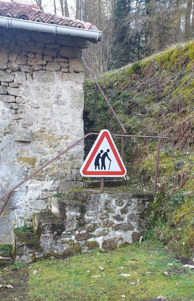 Passage réservé au 3ième âge....jpg