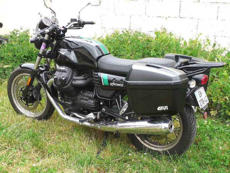Guzi V7 valises.JPG