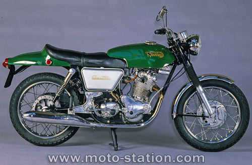 ob_f05585_norton-commando-750-fastback-droite-st.jpg